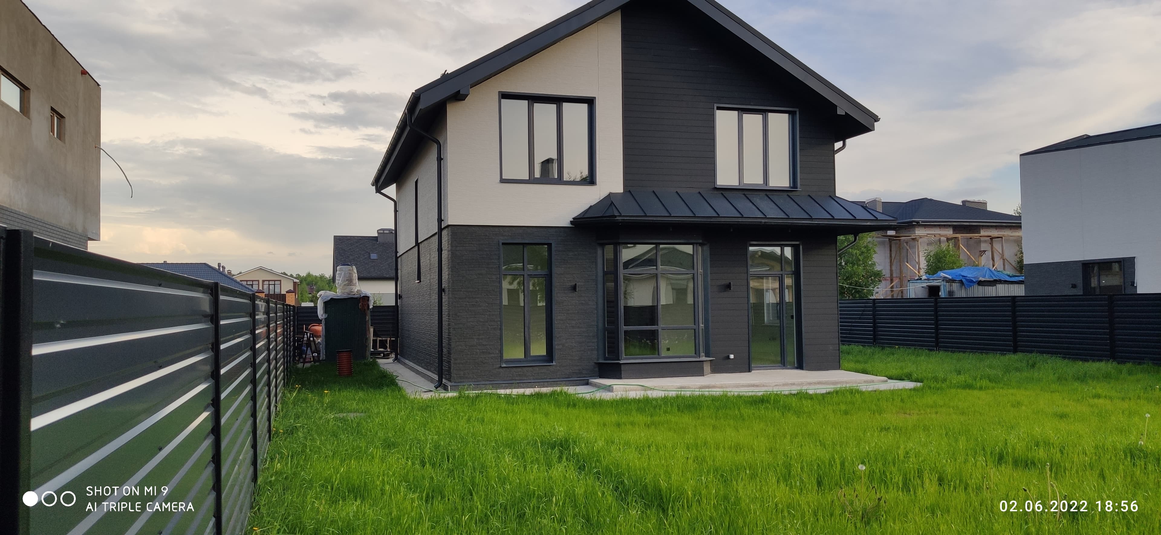 Загородный дом с зелёным участком